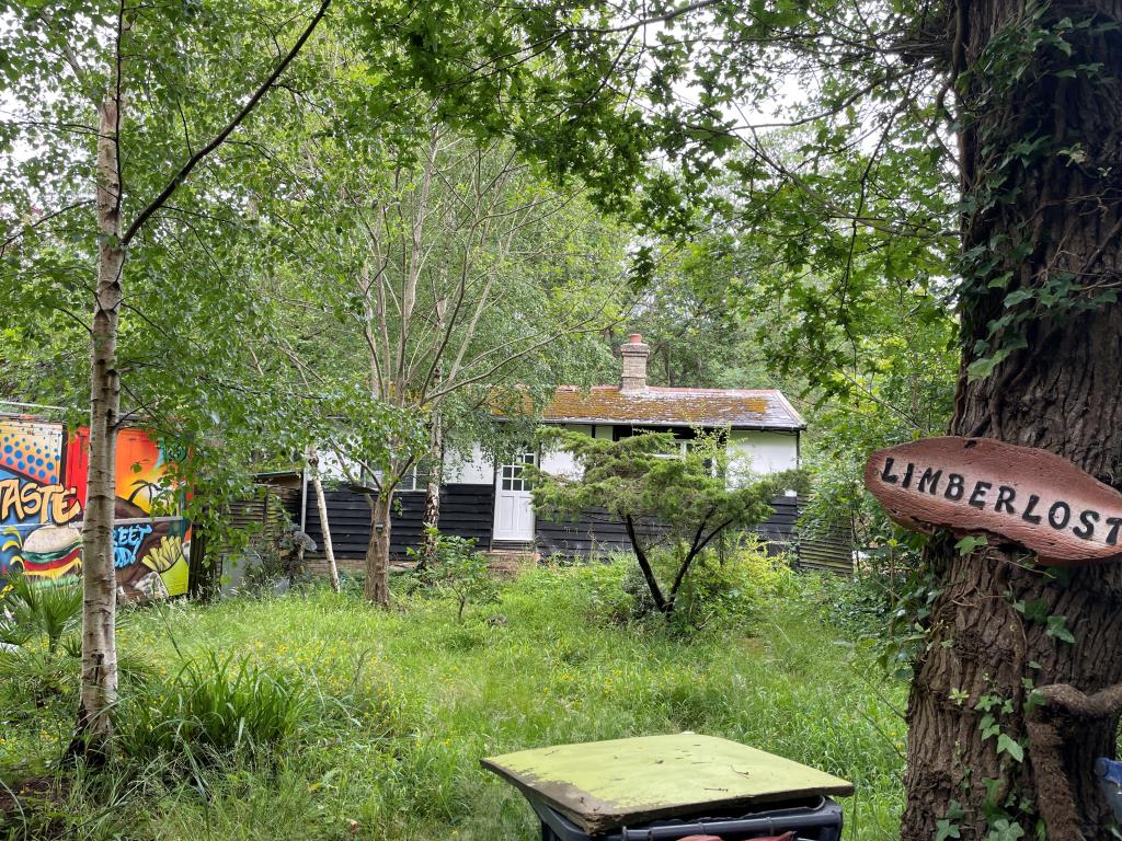 Lot: 82 - DETACHED BUNGALOW WITH POTENTIAL FOR REDEVELOPMENT - Dilapidated bungalow on good size plot